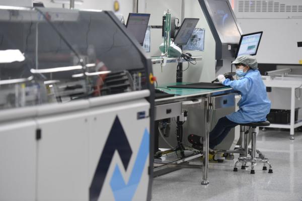 9月22日,在福建省福州市一家高新技术企业,员工在生产数字网络产 ..